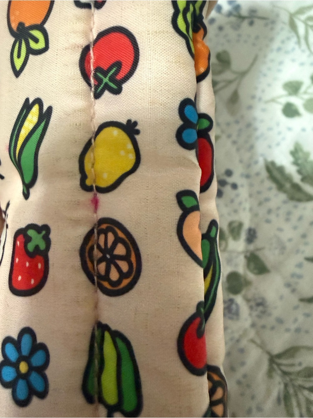 BAGGU x Hello Kitty Fruits Glasses Sleeve - 2 small flaws - Picture 3 of 4